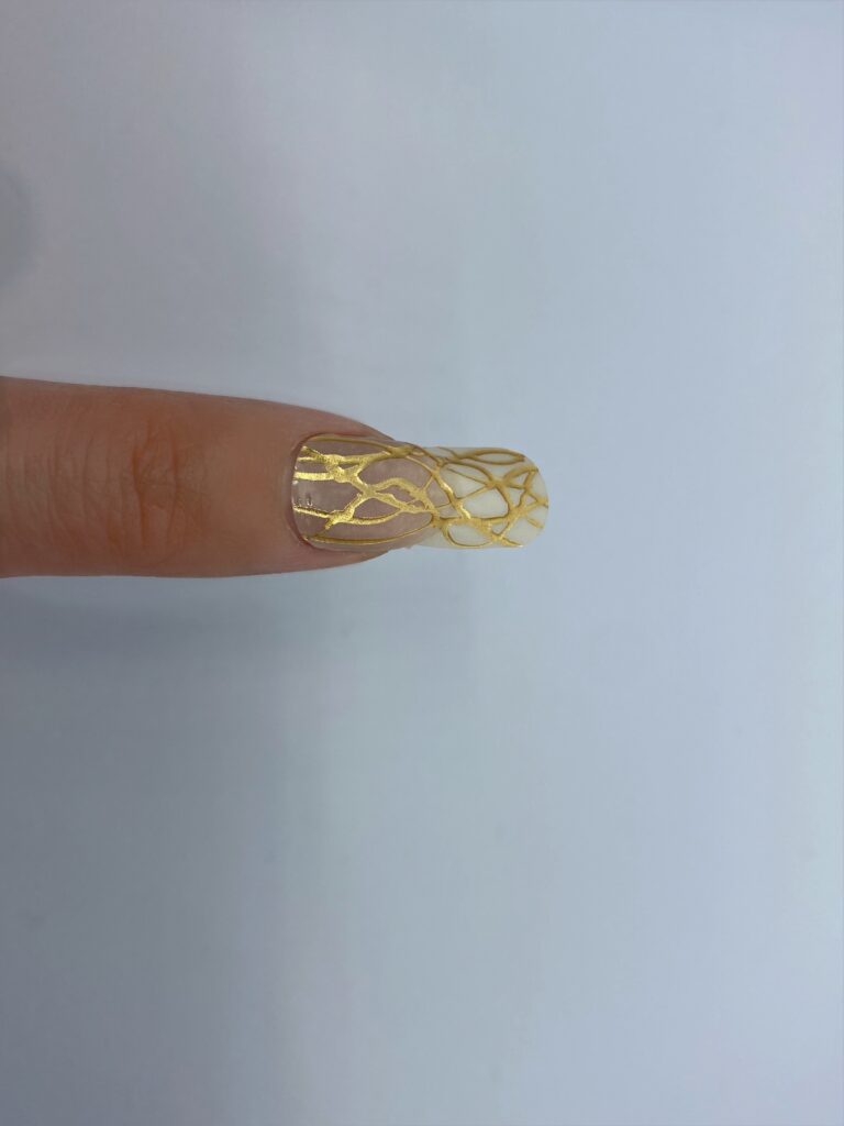 ジェルネイルを甘皮から1mm空けて貼る