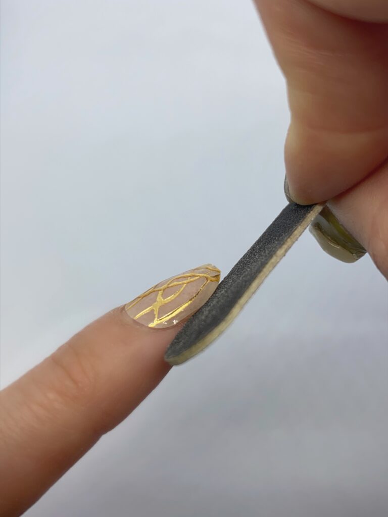 ネイルファイルで削る