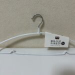 すべりにくいノンスリップハンガー3Pホワイト セリア 薄手のジャケットをかけるのに便利