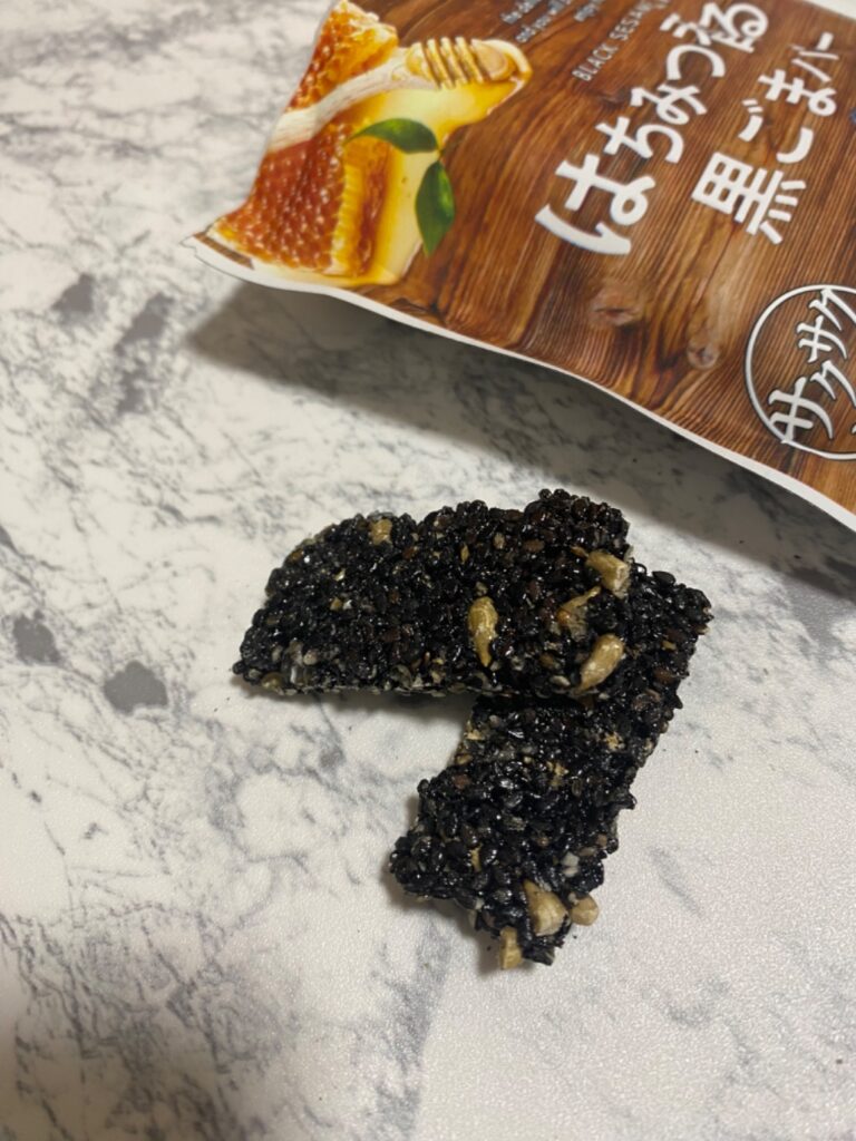 はちみつ香る黒ごまバー ダイソー 黒ごまをしっかりと感じられる！
