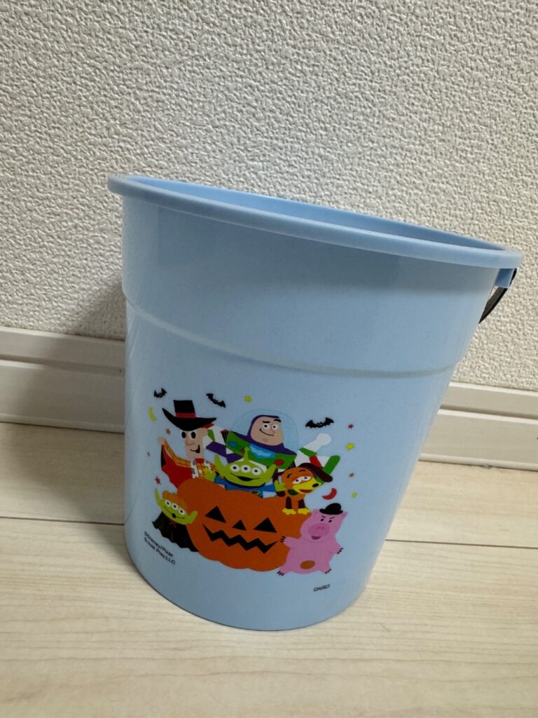 バケツ ダイソー ハロウィンのお菓子入れに