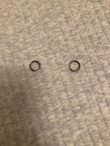 黒いピアスが欲しかったため。