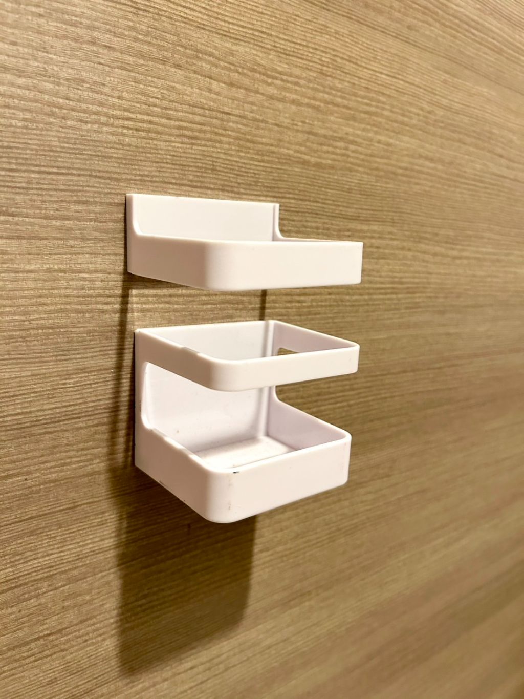 マグネットタイプ傘立て ダイソー 玄関ドアに取り付けて使用することができる!