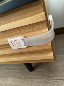 引き出しストッパー ダイソー 子供が棚を開けないように購入