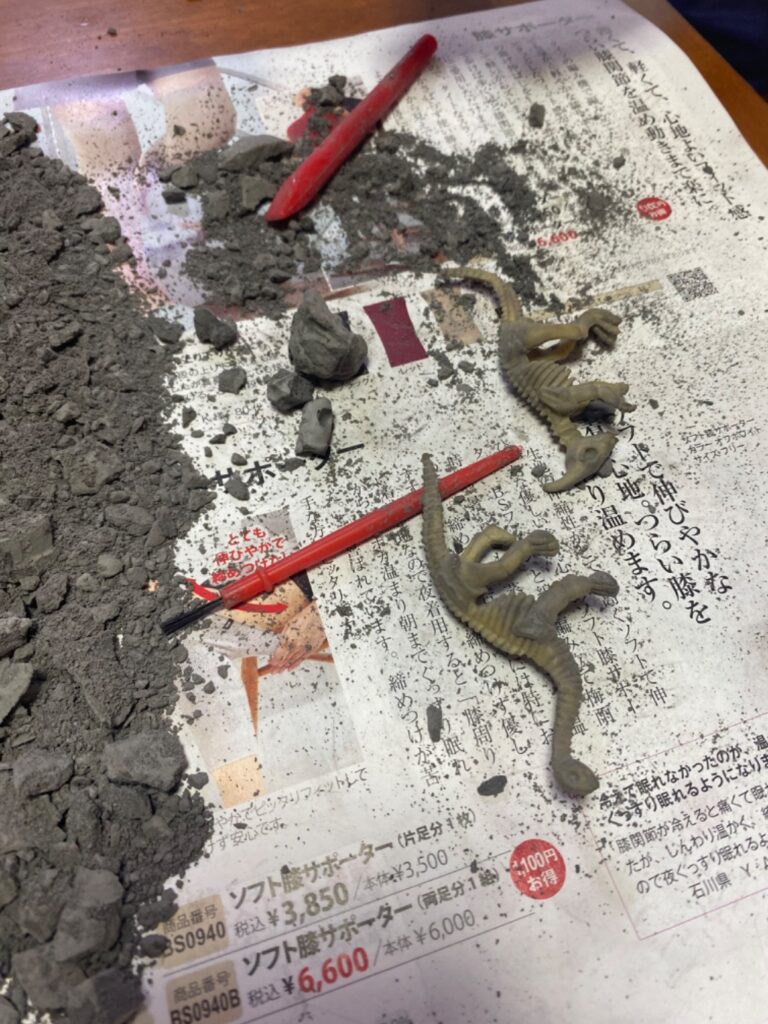 恐竜化石玩具 ダイソー 沢山削れておうち時間にピッタリ！