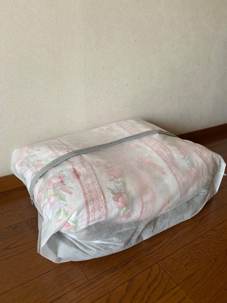 毛布・タオルケット収納袋 ダイソー 厚手でも四つ折りで2枚は入る！