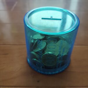 ネジ式プラバンク 小 ブルー ダイソー 旅行代金を貯金するため、使い捨てではなく、繰り返し使える貯金箱として購入しました。五百円硬貨で満タンにすると、約10万円貯まるのも分かりやすい金額でおすすめです!