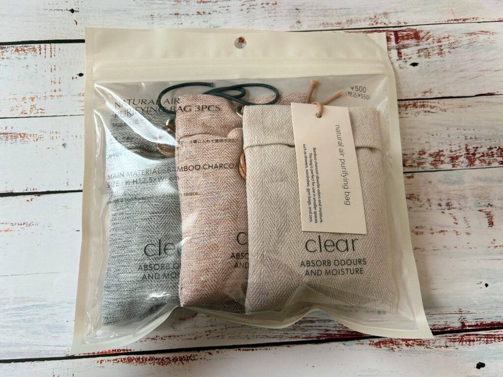 3COINSの除湿バッグ「clear」の袋