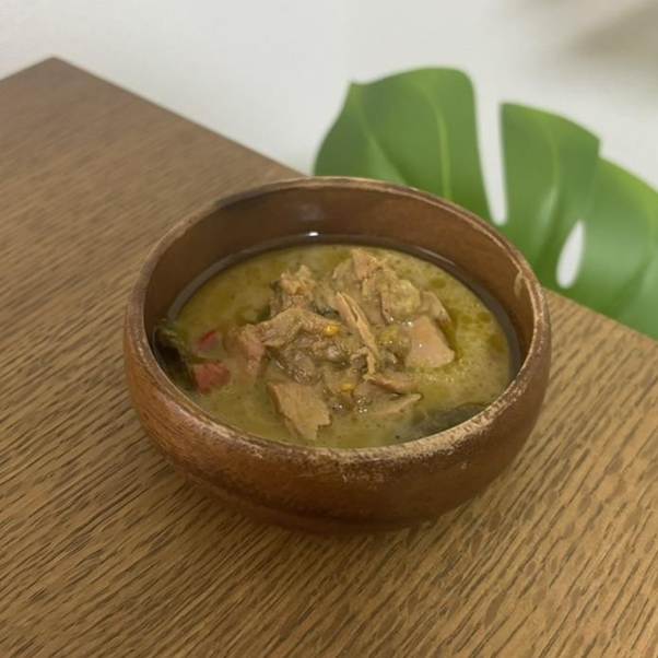 お皿に乗せるとツナグリーンカレーを開けてみた