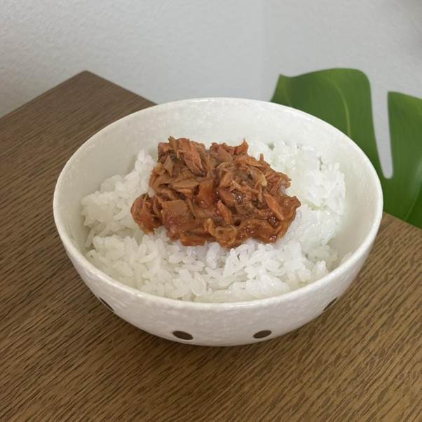 ツナバジル トマト&ガーリックをご飯の上にのせて