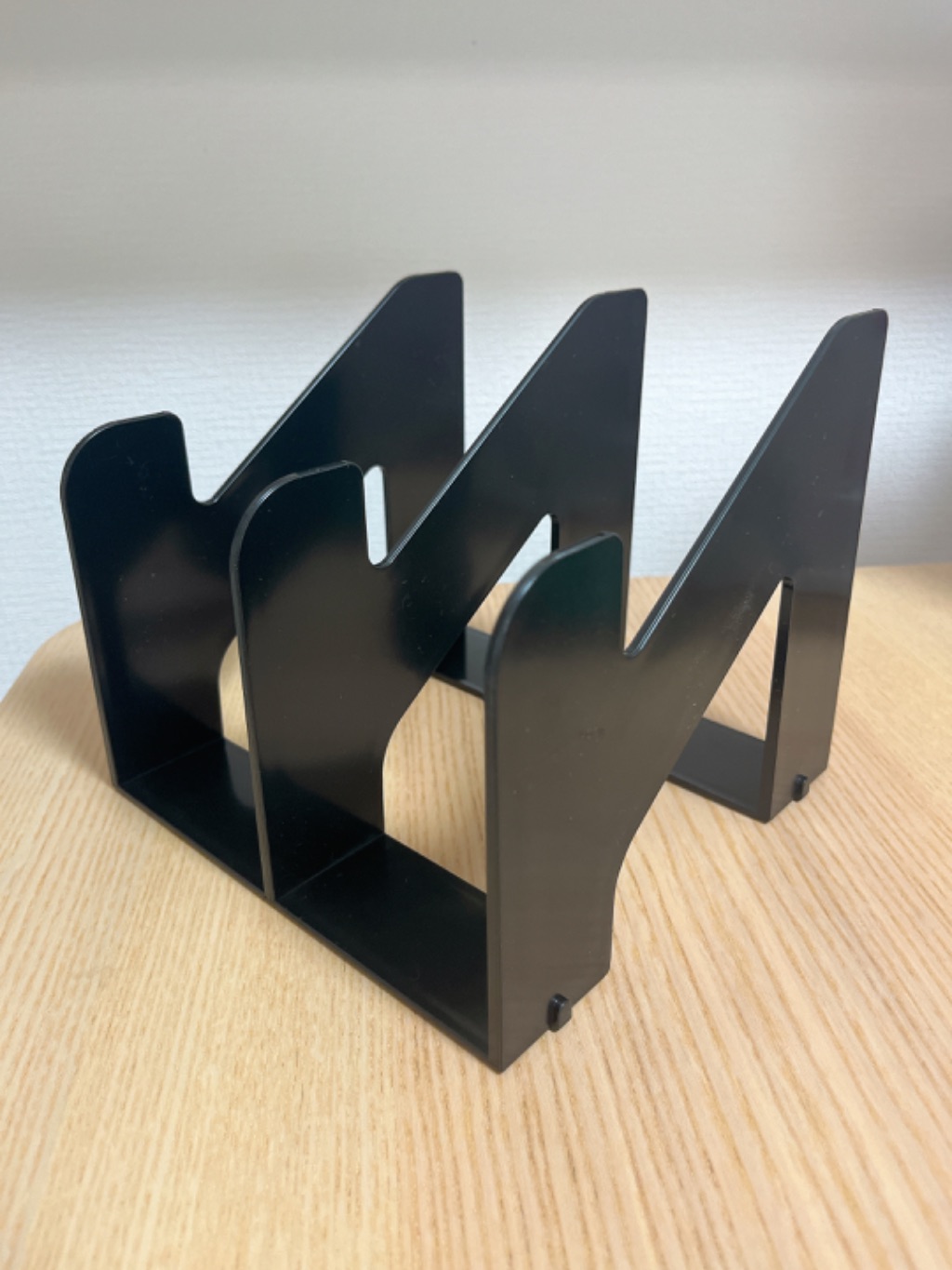 ブックスタンド ダイソー 本の整理だけでなくお皿の整理にも!