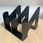 ブックスタンド ダイソー 本の整理だけでなくお皿の整理にも！