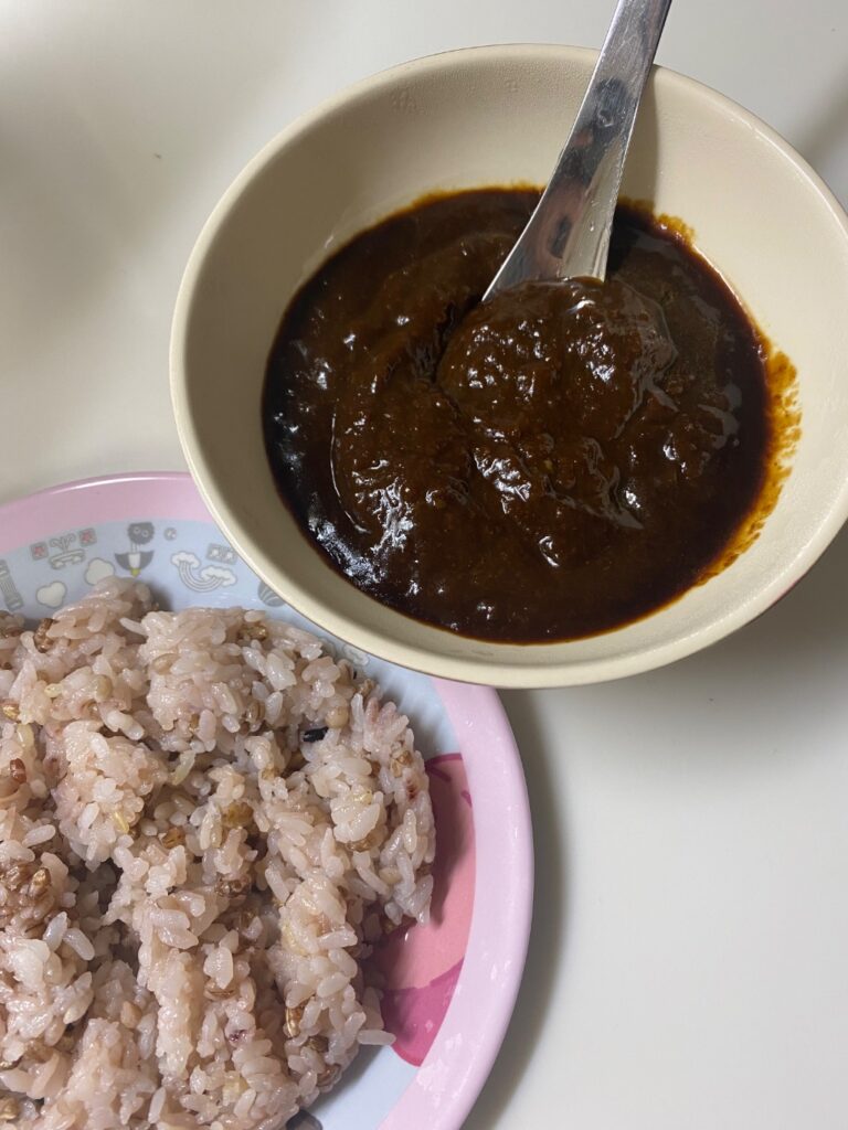 ブラックカレー辛口 ダイソー パンチの効いたスパイシーなレトルトカレー