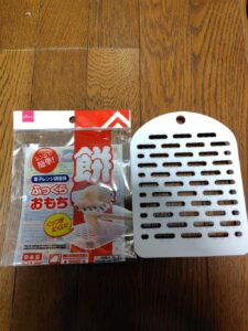 レンジで簡単 ふっくらおもち ダイソー 電子レンジで簡単に数十秒〜数分でおもちが焼けるまた焼けたおもちを取る時にべとつかず簡単に取れます。
