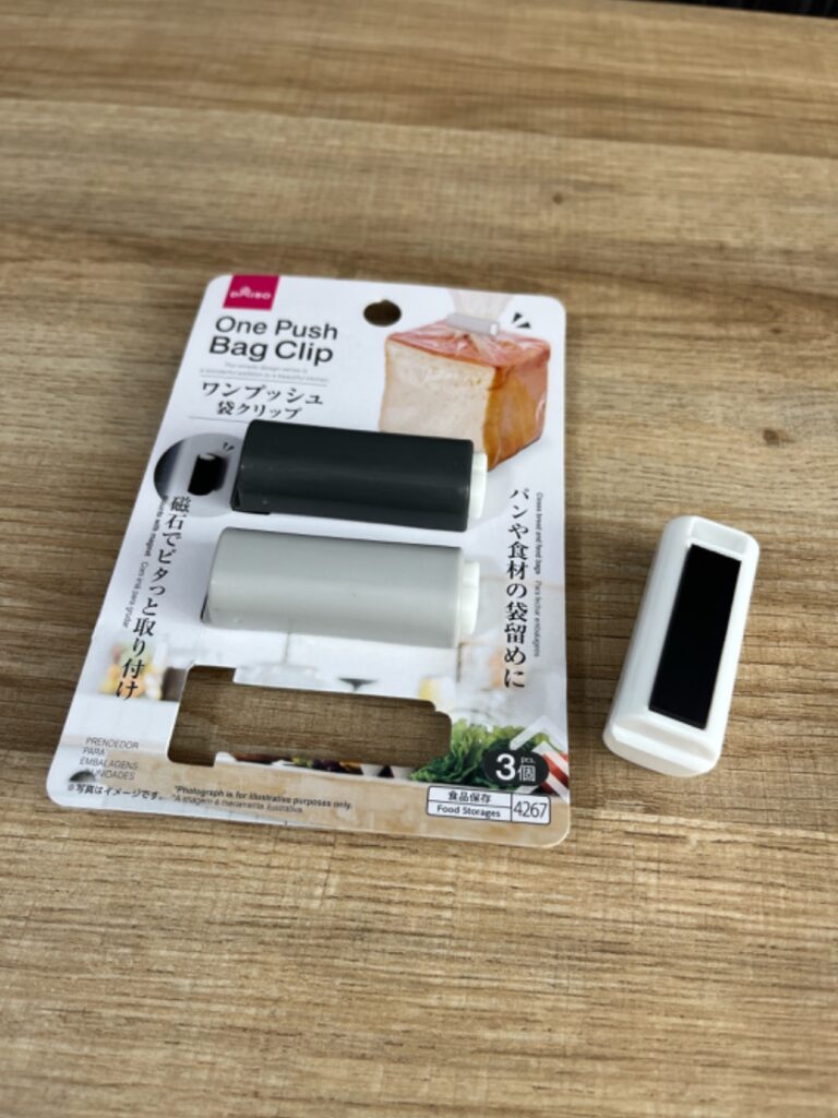 ワンプッシュ袋クリップ ダイソー 磁石付きなので使わない時は貼って収納