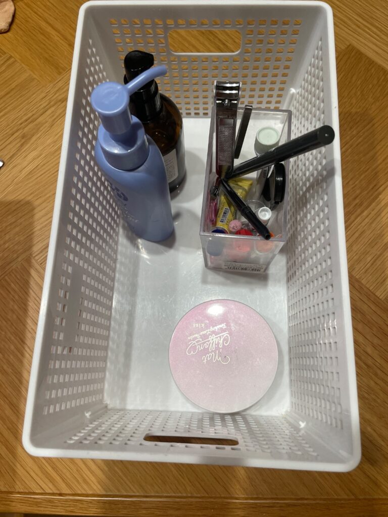 収納ボックス ダイソー メイク品などを入れるために！