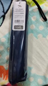急な雨にも百均で買える折りたたみ傘
