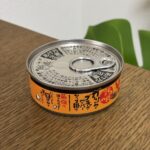 鶏肉のガーリックブラックペッパーソース掛け ダイソー レンジで温めると黒コショウの香りがグッと引き立つ！鶏肉も大きめで食べ応え抜群。