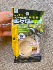 ダイソーの昆虫ゼリーがピッタリサイズ