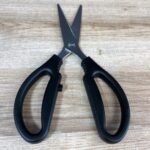 キッチンバサミ ダイソー 分解できて衛生的に！切れ味良く肉も切れます！