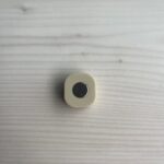 ケーブルクリップ Can Do（キャンドゥ） 充電ケーブルを使用していないときに邪魔にならないように磁石でくっつけられます。