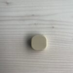 ケーブルクリップ Can Do（キャンドゥ） 充電ケーブルを使用していないときに邪魔にならないように磁石でくっつけられます。