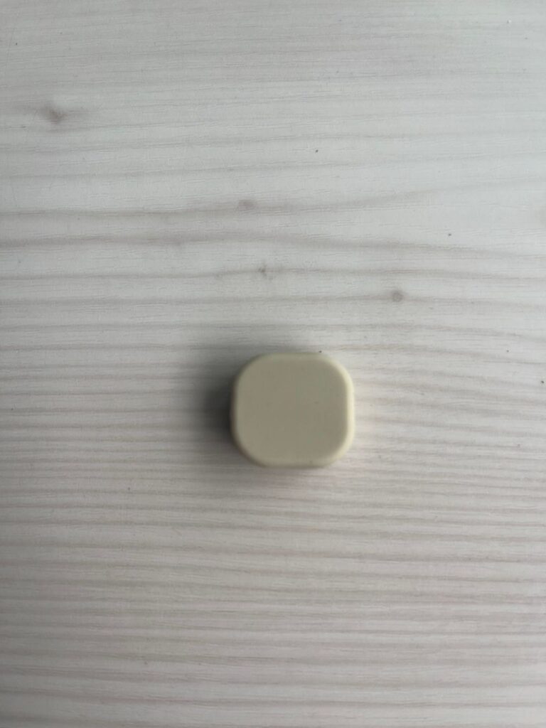 ケーブルクリップ Can Do（キャンドゥ） 充電ケーブルを使用していないときに邪魔にならないように磁石でくっつけられます。