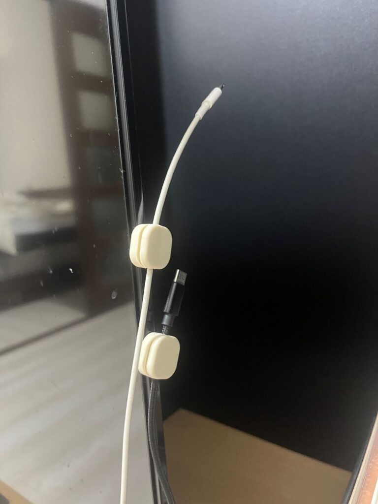 ケーブルクリップ Can Do（キャンドゥ） 充電ケーブルを使用していないときに邪魔にならないように磁石でくっつけられます。