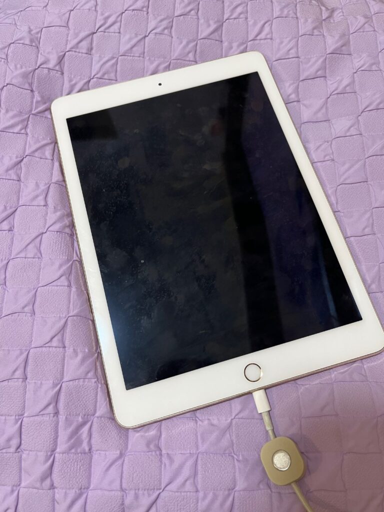 ケーブルクリップ Can Do（キャンドゥ） 充電ケーブルを使用していないときに邪魔にならないように磁石でくっつけられます。