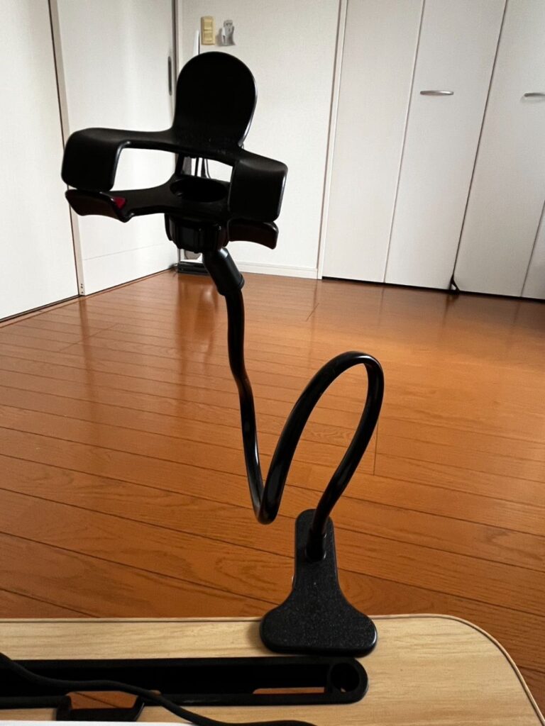スマホスタンド（フレキシブルアーム） ダイソー PC作業を見ながら、PCデスクに設置できるスマホスタンドを購入