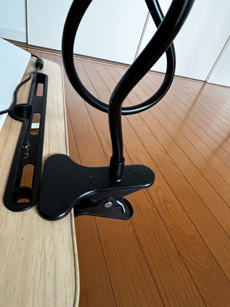 スマホスタンド（フレキシブルアーム） ダイソー PC作業を見ながら、PCデスクに設置できるスマホスタンドを購入