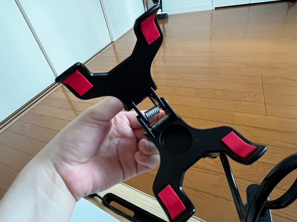 スマホスタンド（フレキシブルアーム） ダイソー PC作業を見ながら、PCデスクに設置できるスマホスタンドを購入