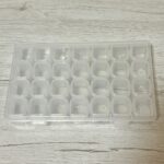Can Do（キャンドゥ） ネイルパーツ収納ケース28マス 4マスで仕切られているところ