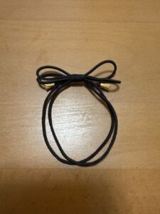 髪をまとめる