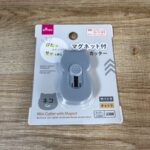 マグネット付カッター ダイソー マグネット付なので玄関に貼り付けておいて届いたダンボールカッターとして！