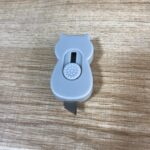 マグネット付カッター ダイソー マグネット付なので玄関に貼り付けておいて届いたダンボールカッターとして！
