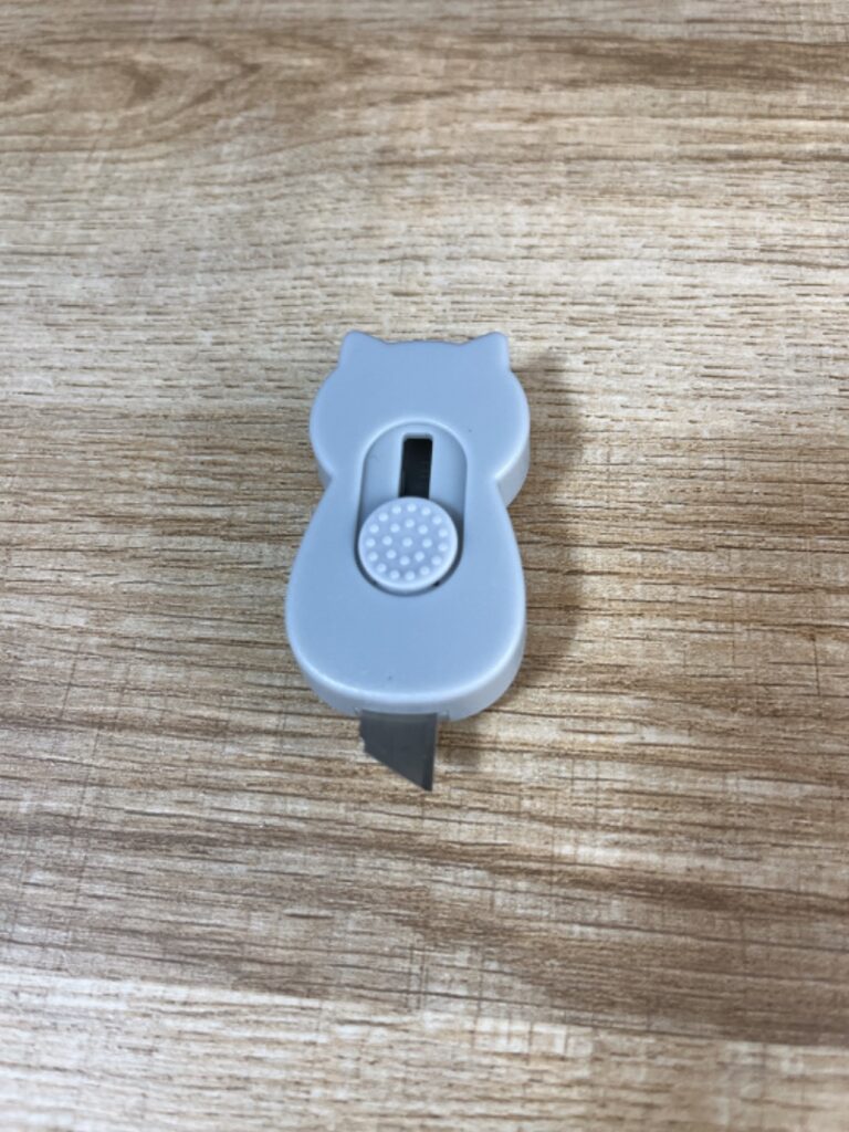 マグネット付カッター ダイソー マグネット付なので玄関に貼り付けておいて届いたダンボールカッターとして！