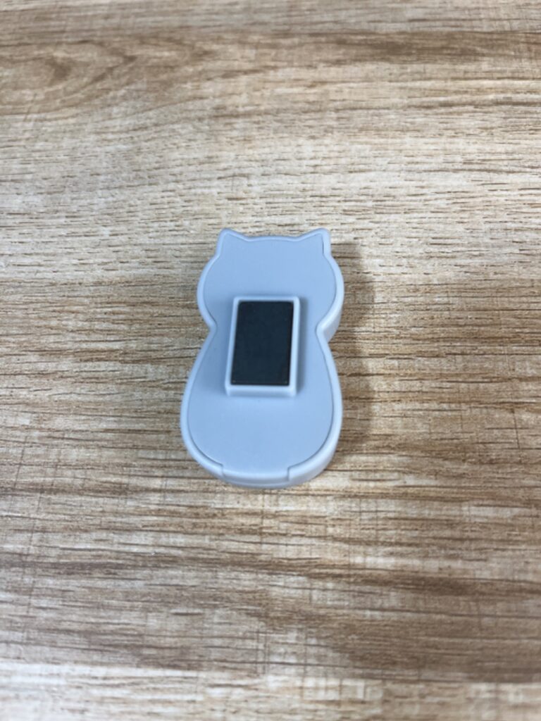 マグネット付カッター ダイソー マグネット付なので玄関に貼り付けておいて届いたダンボールカッターとして！