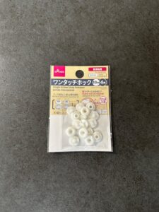 穴をあけるだけで簡単につけられる