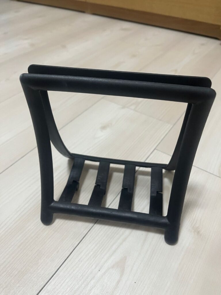 書類ホルダー セリア 我が家はタブレットがいくつかあるので、ここにまとめて立てかけてます。