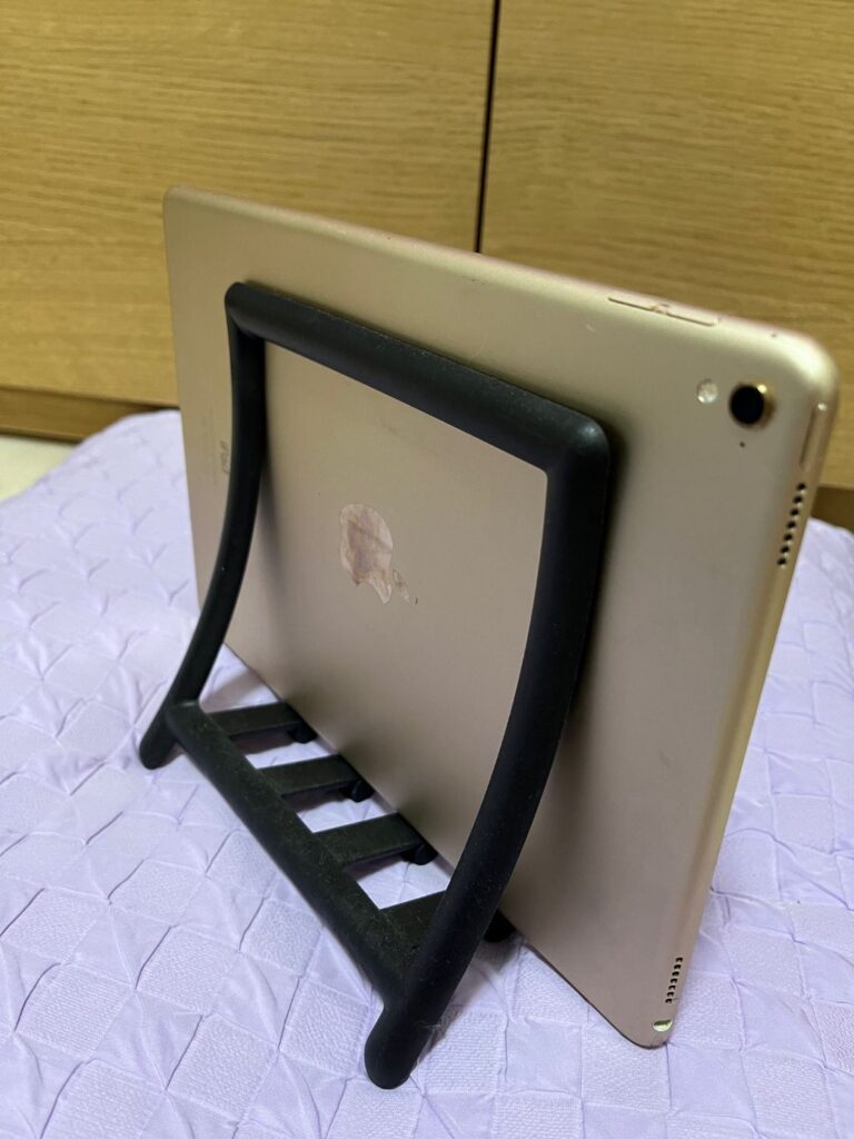 書類ホルダー セリア 我が家はタブレットがいくつかあるので、ここにまとめて立てかけてます。
