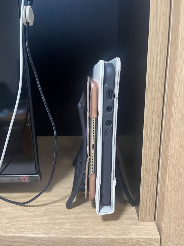 書類ホルダー セリア 我が家はタブレットがいくつかあるので、ここにまとめて立てかけてます。