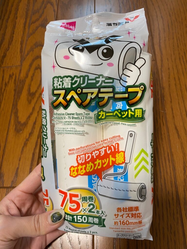 粘着クリーナースペアテープ ダイソー ドライヤー後に落ちた髪の毛を掃除するのに使用