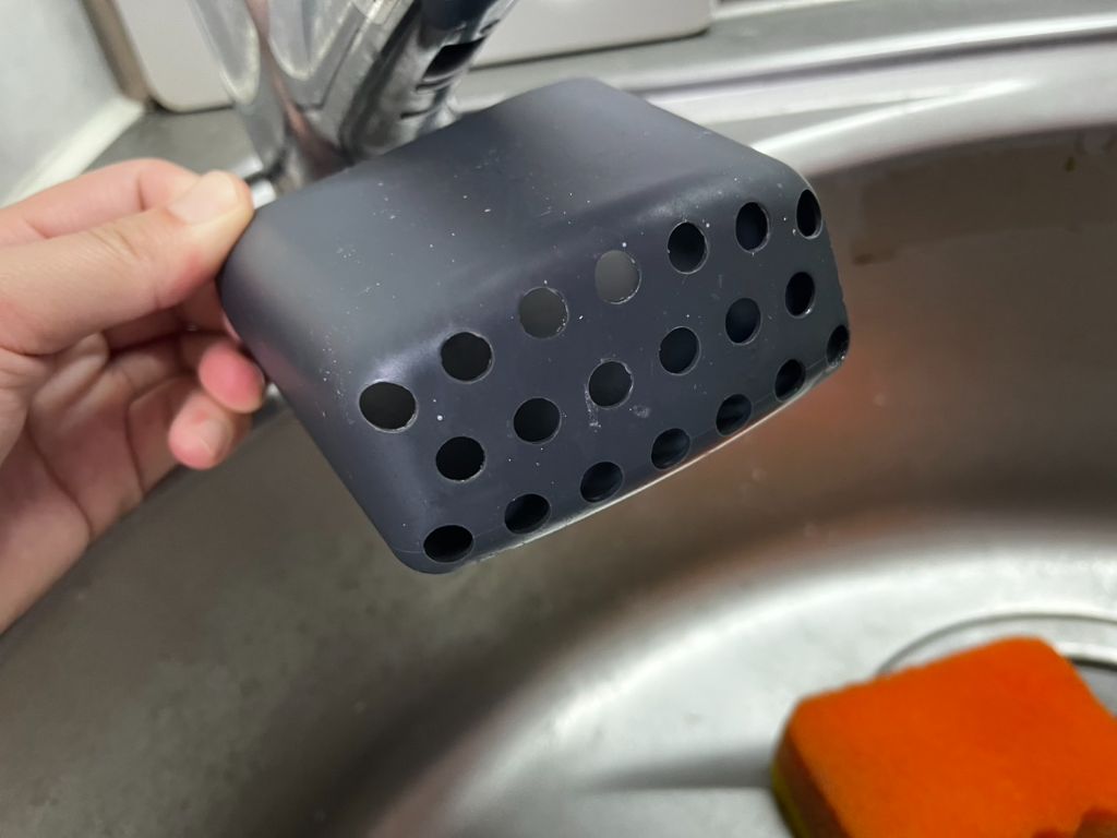 蛇口に掛けるスポンジポケット ダイソー 食器用スポンジを置くスポンジ置きが欲しくて購入