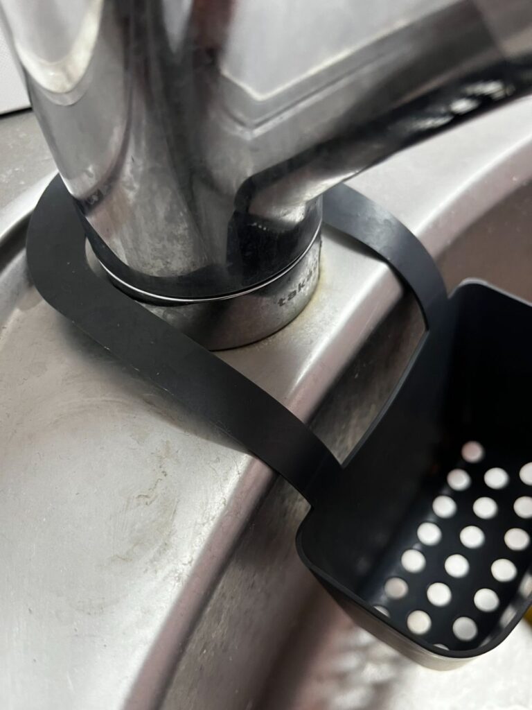 蛇口に掛けるスポンジポケット ダイソー 食器用スポンジを置くスポンジ置きが欲しくて購入