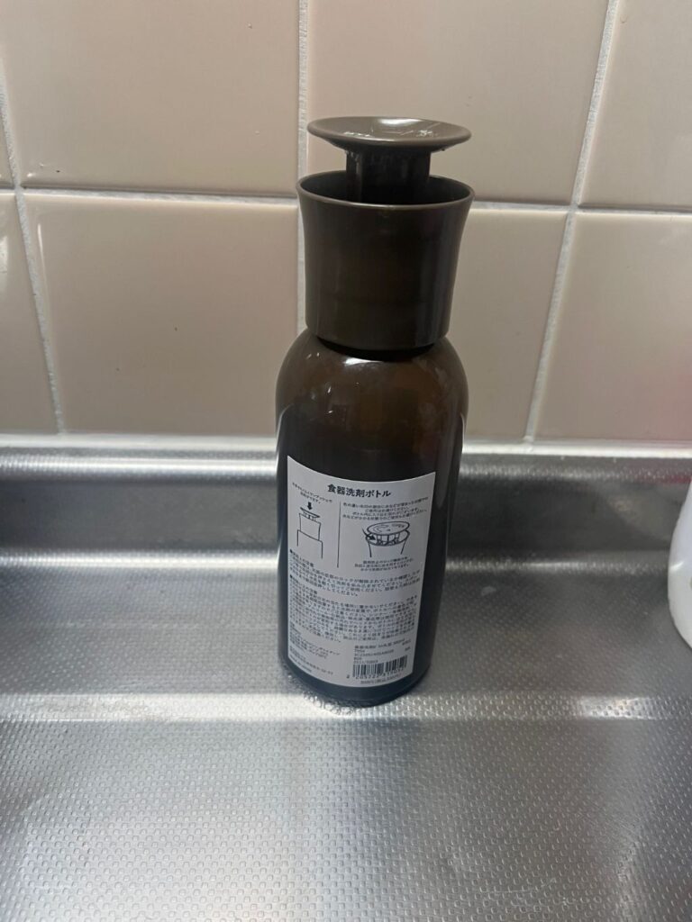 食器洗剤ボトル 3COINS（スリコ） スポンジで押すだけで洗剤が出てきて使いやすい！
