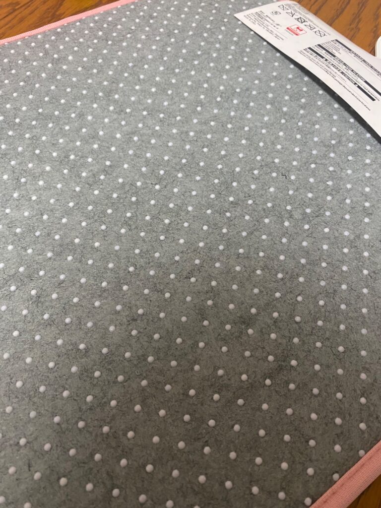 たまごっちフロアマット ダイソー 部屋の入口に