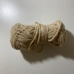 アクリルヤーン　アイボリー ダイソー 手編みで使用
