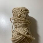 アクリルヤーン　アイボリー ダイソー 手編みで使用