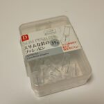 ダイソー スリムな針のプッシュピン（３５本入） 普通の画鋲よりも細いので穴が目立ちにくい！